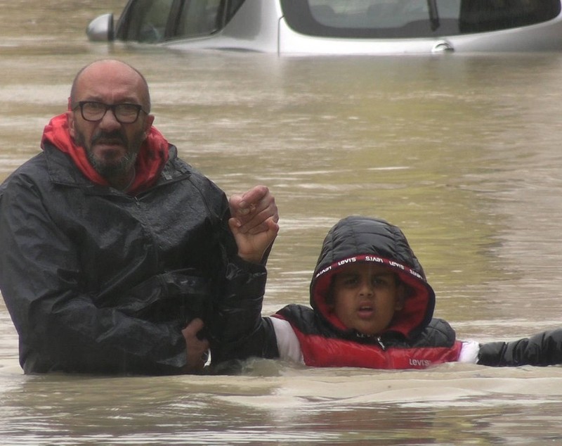 Nordul Italiei, sub ape: cel puțin nouă morți și mii de evacuați. Imagini dramatice cu urmările potopului