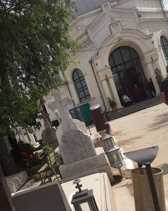 Dan Condrea a fost înmormântat. Funeralii cu şase preoţi şi două neveste | FOTO