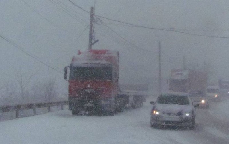 UPDATE | Trafic în condiții de iarnă în Prahova și Brașov. Vezi pe ce drumuri a nins deja FOTO
