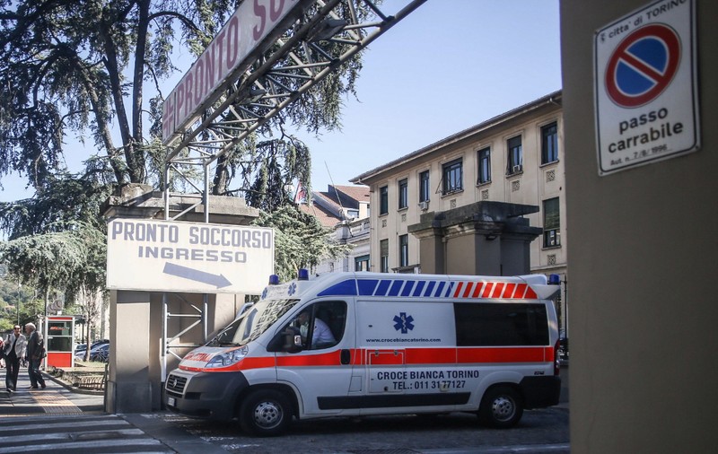 Un patron român din Italia a abandonat în fața unui spital un angajat aproape mort, care căzuse de la înălțime în timpul unei demolări