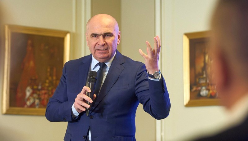 Premierul Ilie Bolojan a declarat că interzicerea rețelelor sociale în rândul copiilor nu este o soluție eficientă. Foto: Hepta