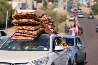 Palestinians with their belongings crowd a street in Gaza City as they flee from their homes following the Israeli army's warning on October 13, 2023. Palestinians carried belongings through the rubble-strewn streets of Gaza City on October 13 in search of refuge as Israel's army warned residents to flee immediately before an expected ground offensive in retaliation against Hamas for the deadliest attack in Israeli history.,Image: 813455888, License: Rights-managed, Restrictions: , Model Release: no