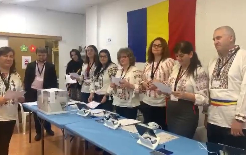 Gestul emoționant făcut de reprezentanții unei comisii din Valencia, pentru a-i îndemna pe români să iasă la vot