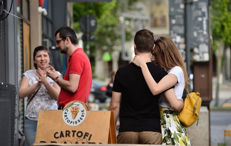 Circulația în grupuri mai mari de 3 persoane care nu aparțin aceleiași familii este interzisă pe perioada stării de alertă