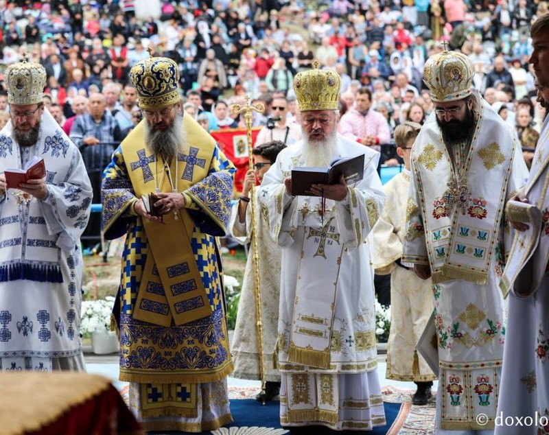 Zeci de mii de oameni, la slujba de Sfânta Maria la Mânăstirea Nicula. Se roagă la icoana Fecioarei Maria, considerată făcătoare de minuni