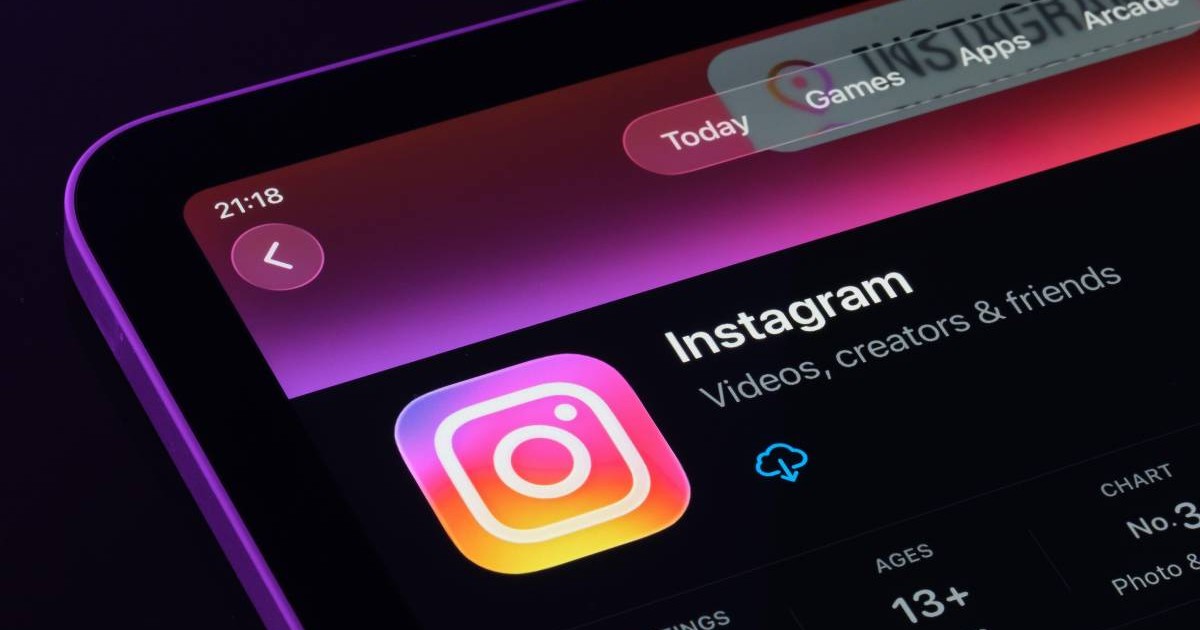 Pagina cu aplicația Instagram de pe AppStore, deschisă pe ecranul unui iPad mov, pe un fundal negru.