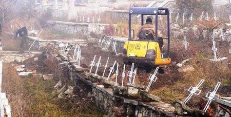 În 2014, un motoexcavator a intrat pe parcela cimitirului în căutarea militarilor nemți