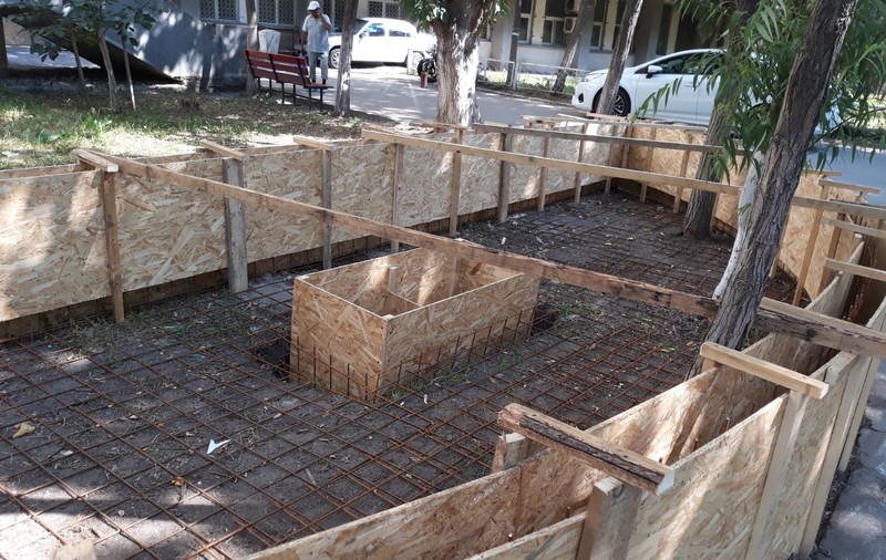 FOTO/ Managerul interimar al Spitalului Județean Craiova s-a apucat să amenajeze fără autorizații un heleșteu în curtea unității