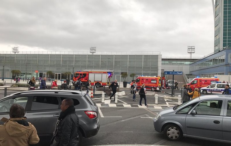 Atacatorul din Paris a consumat droguri înainte să meargă pe aeroportul Orly