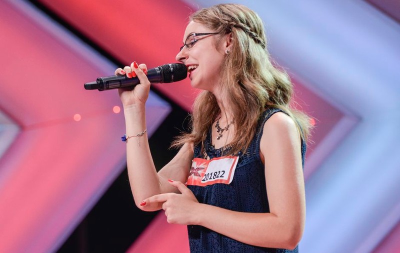 X FACTOR. Are o lege ce-i poartã numele şi e aproape oarbã, dar cântã dumnezeieşte