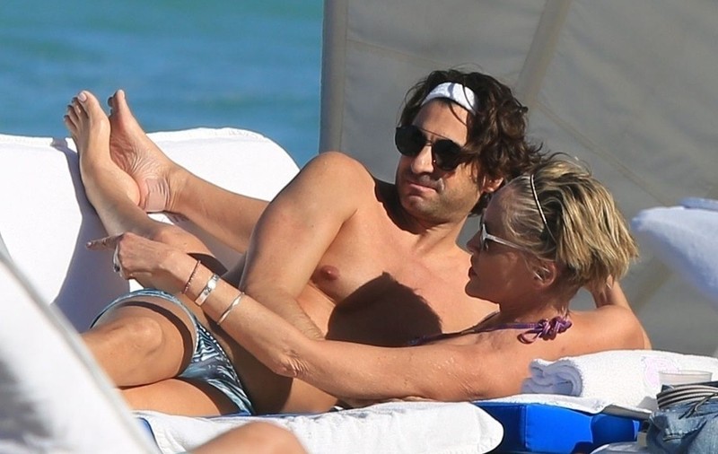 FOTO | Sharon Stone, ipostaze tandre alături de noul iubit cu 20 de ani mai tânăr. Cum arată actrița în costum de baie la plajă, la 60 de ani