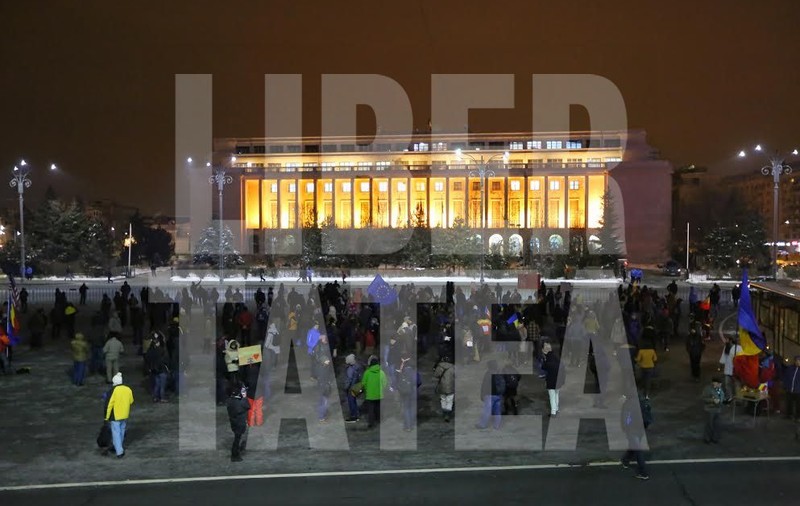 Protest în București. Mii de persoane au protestat în fața Palatului Parlamentului, după un marș pornit din Piața Victoriei