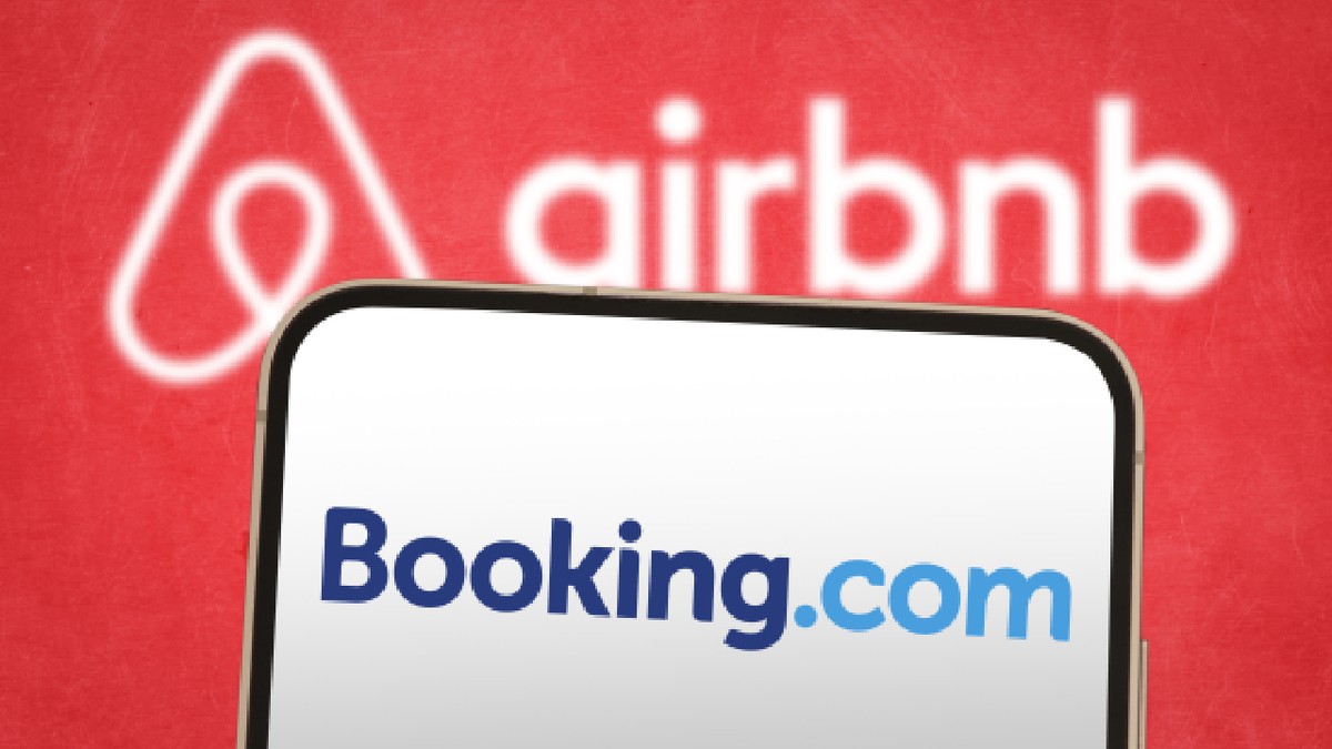 Airbnb și Booking afișate pe smartphone