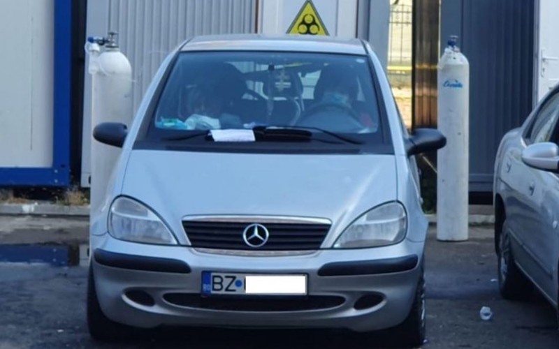 Pacienții neconfirmați încă primesc oxigen în mașinile personale. Foto: Buzoienii.ro