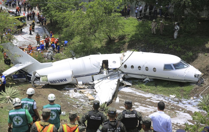 Un avion s-a rupt în două, după ce a ieșit de pe pista de aterizare (FOTO)