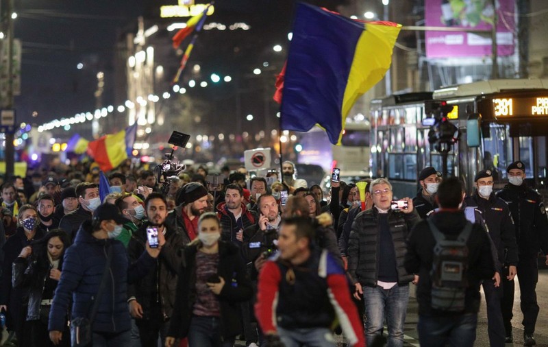 Noi proteste față de restricții. Incidente minore la metrou, în București, și arme albe găsite asupra manifestanților în Galați