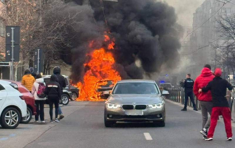 Incendiu violent pe Calea Moşilor din București. Șapte mașini au fost afectate de flăcări. Ce s-a întâmplat