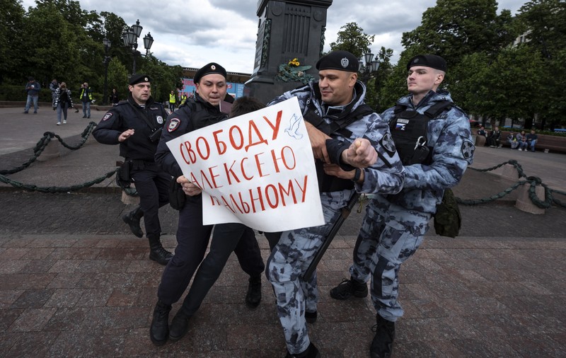 „Nu ești singur”. Peste 100 de susținători ai lui Navalnîi, arestați la protestele organizate de ziua de naștere a opozantului rus