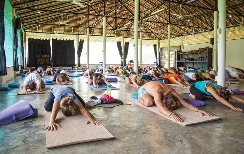 14 turiste agresate sexual de un discipol al lui Gregorian Bivolaru. Violurile petrecute în tabăra de yoga de pe o insulă din Thailanda