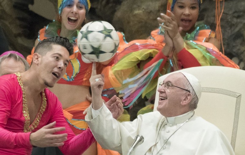 FOTO | Imagini inedite cu Papa Francisc. Suveranul Pontif a fost vizitat de artiști de circ