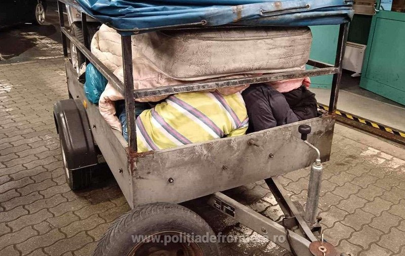 Trei bărbați din Bangladesh, găsiți de polițiști ascunși printre saltele și pături într-o remorcă, în Timiș. Voiau să treacă granița ilegal