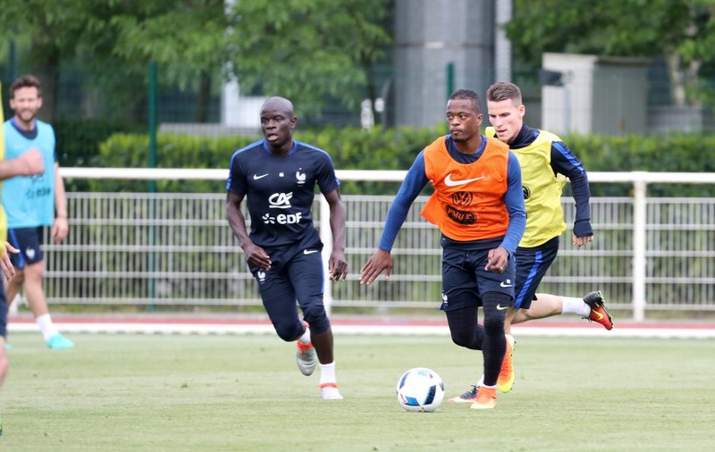 Francezii nu se tem de români. Didier Deschamps vrea să-l bage în sperieți pe Iordănescu și pune pe internet imagini video cu scheme de joc