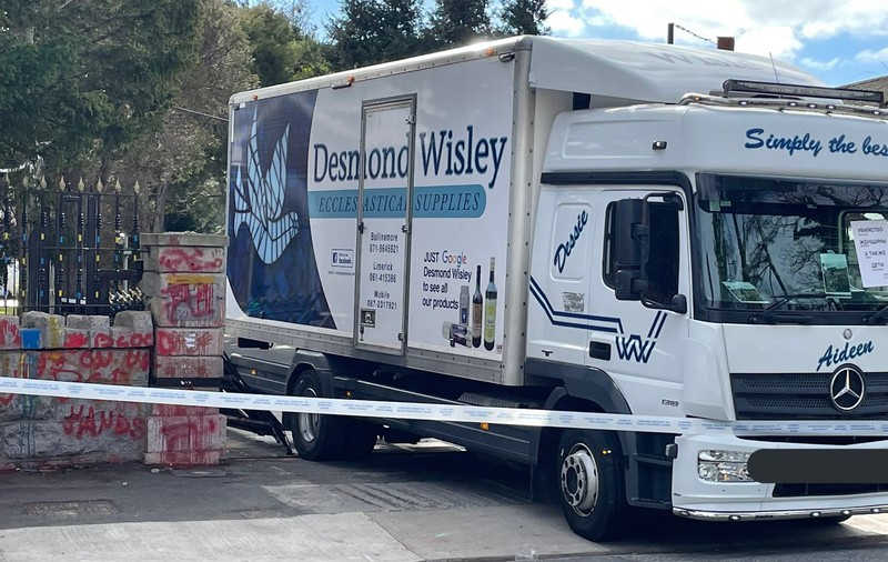 Bărbat arestat după ce a intrat cu camioneta în porțile Ambasadei Rusiei din Dublin