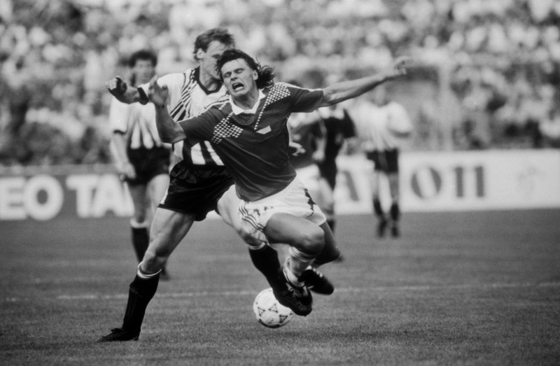 Der österreichische Nationalspieler Peter Pfeffer foult den Tschechoslowaken Tomas Skuhravy während des WM-Spiels 1990. Skuhravy wird beim Laufduell gehalten und kommt zu Fall.,Image: 1031803006, License: Rights-managed, Restrictions: Nur redaktionelle Nutzung. Editorial usage only., Model Release: no