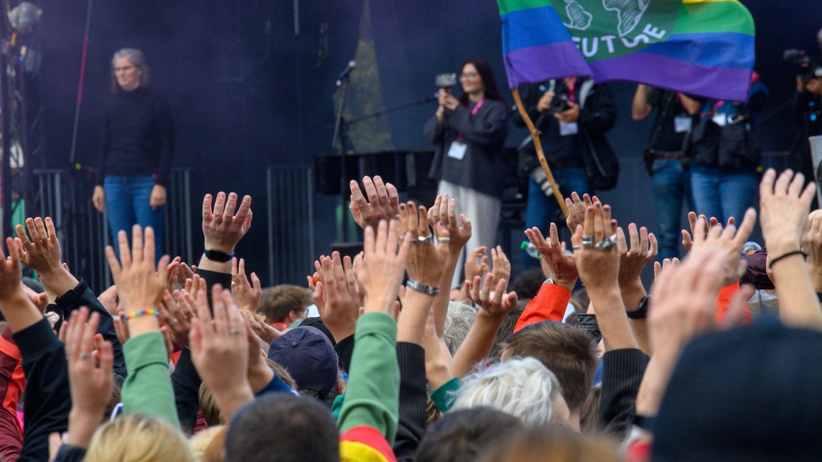 Mii de oameni s-au adunat sâmbătă în centrul orașului Magdeburg pentru a participa la Festivalul Democrației Foto: Profimedia