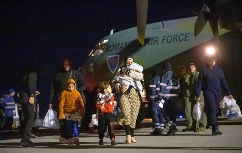 Alți 8 români evacuaţi din Fâşia Gaza au ajuns în România. Câți au mai rămas de adus