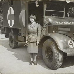Prințesa Elisabeta s-a alăturat Serviciului Teritorial Auxiliar (ATS) în 1945, fiind prima femeie membru al familiei regale care a devenit activă cu normă întreagă, membru al Forțelor Armate. Foto: Hepta