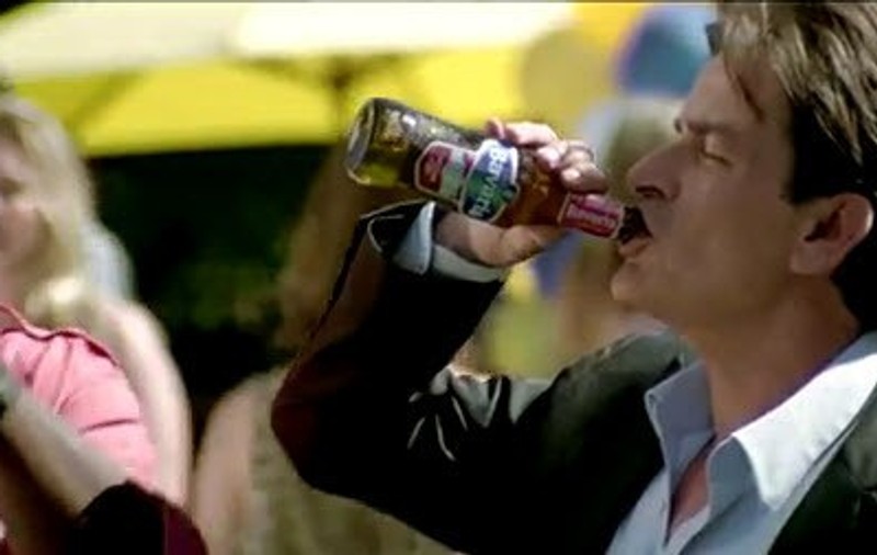 Charlie Sheen sărbătoreşte ieşirea de la dezintoxicare... cu o BERE! Video