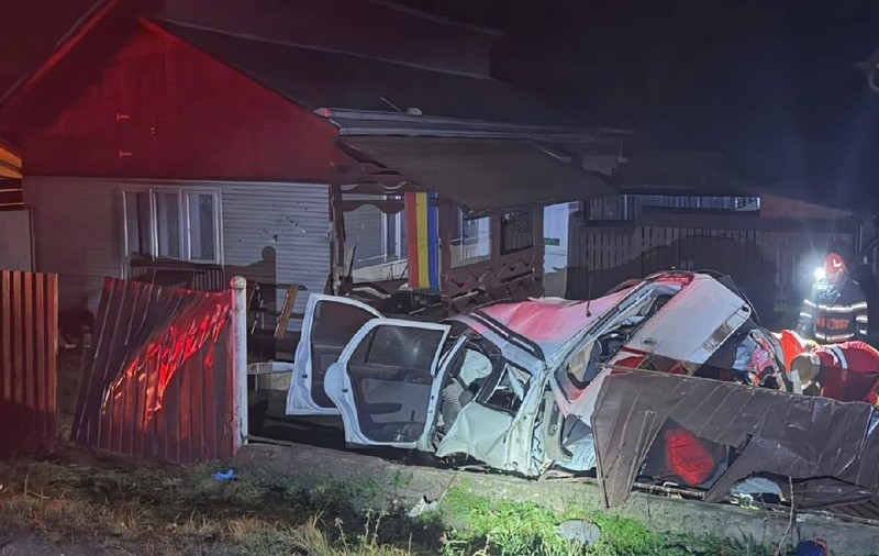 Un șofer a murit pe loc într-un accident cumplit la Molid, în Suceava. Mașina zdrobită de o dubă a fost aruncată în curtea unei case