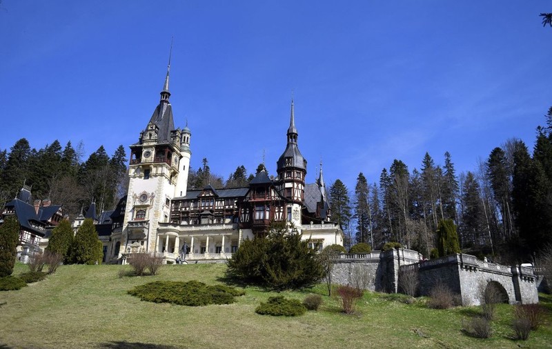 Castelul Peleș, aproape imposibil de vizitat în weekenduri: numărul de bilete puse în vânzare este limitat și se epuizează rapid