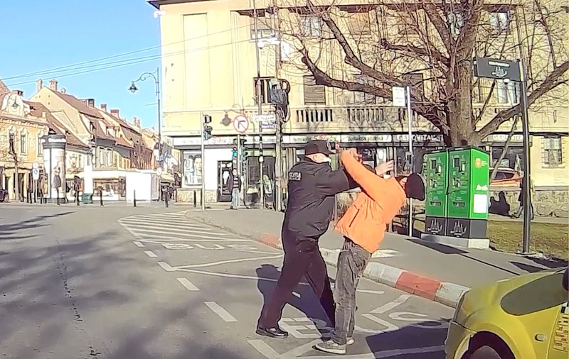 Polițist local din Sibiu filmat când loveşte un om al străzii cu pumnul în față