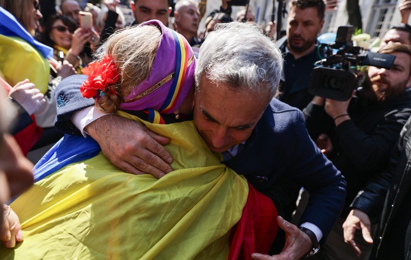 Călin Georgescu a primit cadou de ziua sa încă 60 de zile de control judiciar. Susținătorii l-au așteptat în fața judecătoriei cu un tort și i-au cântat „La mulți ani”