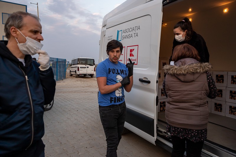 Mai multe asociaţii au împărţit donaţia de la producătorul de lactate