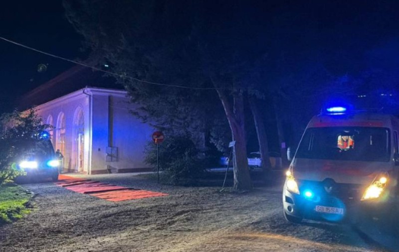 O ambulanță parcată, noaptea