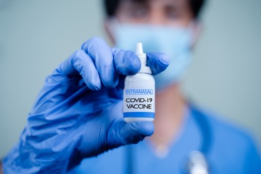 Imunizarea prin spray nazal. Foto: Shutterstock
