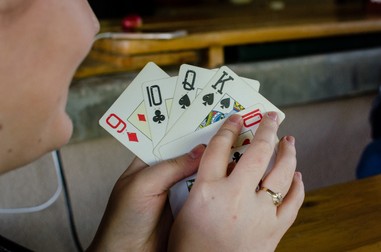 Ali folosește cărți de joc cu notații Braille | Foto: Oana Brîndușe