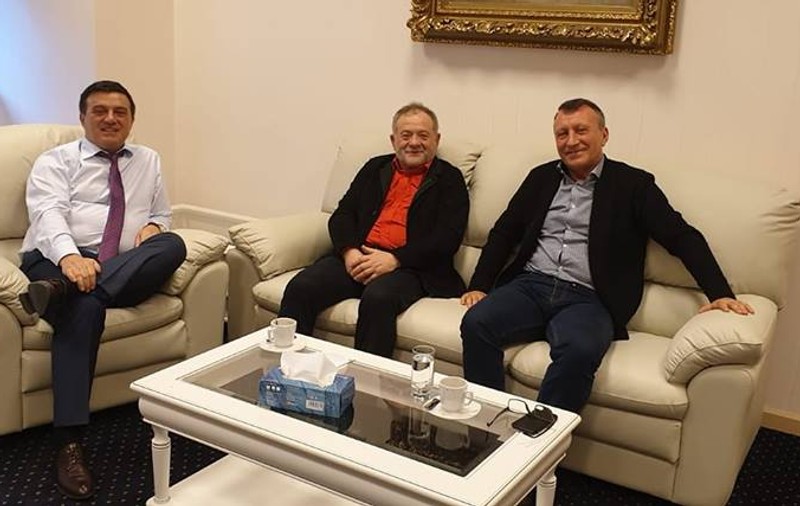 Bădălău publică o fotografie în care apare alături de Paul Stănescu, mazilit de conducerea PSD: "La o cafea, cu prietenii!"