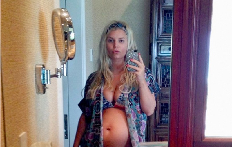 S-a chinuit să dea jos kilogramele acumulate după prima naştere, când a aflat că este ÎNSĂRCINATĂ DIN NOU! Iată cum arată ACUM Jessica Simpson!