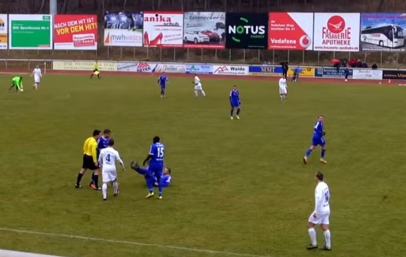 Feriți-vă de arbitru! Ce a pățit un fotbalist care a protestat mai energic / VIDEO