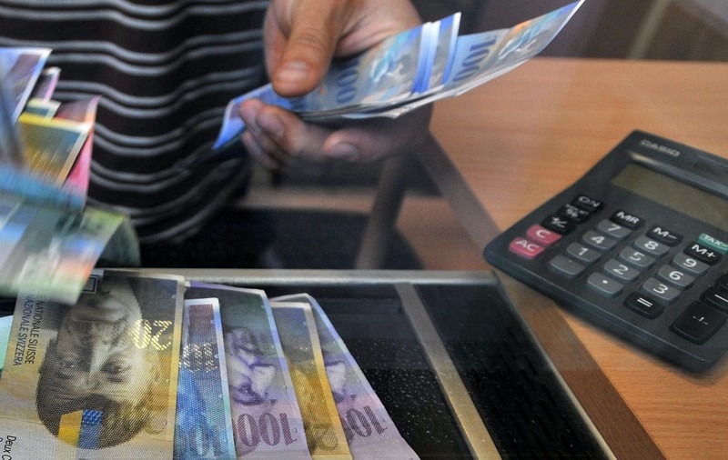 Veste proastă pentru cei care au împrumuturi în franci elvețieni! PREȚUL URIAȘ pe care îl are acum MONEDA