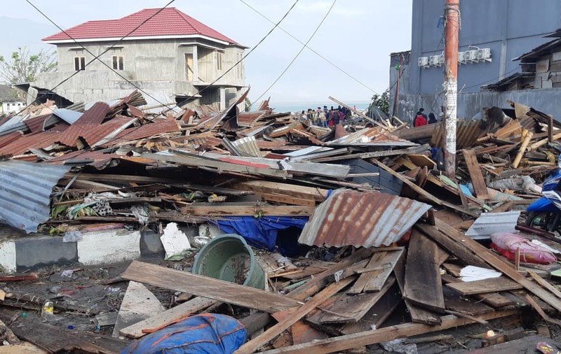 UPDATE / Bilanțul tragediei din Indonezia capătă proporții catastrofale: cel puțin 1.424 de morți. Decedații, înhumați în gropi comune