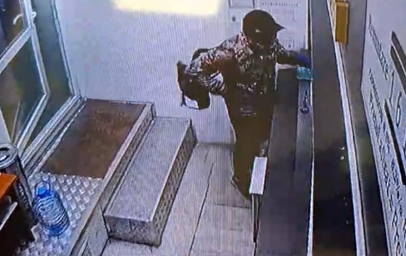 Un bărbat mascat a intrat într-un amanet din București și a aruncat cu benzină peste tejghea. Poliția îl caută