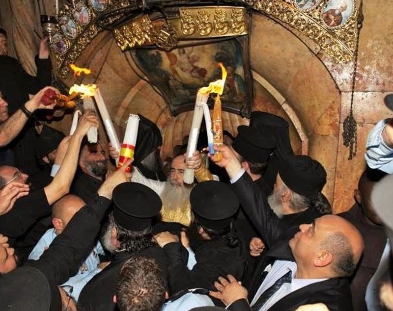 UPDATE. Lumina Sfântă, care anunță miracolul Învierii Mântuitorului, împărțită în Biserica Sfântului Mormânt / GALERIE FOTO