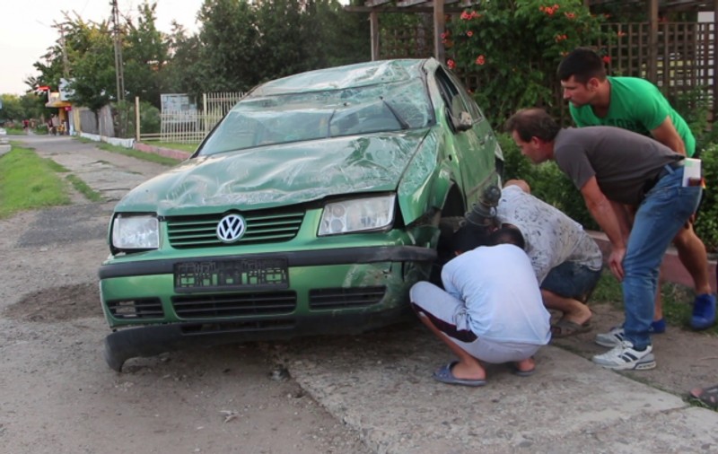 Un șofer băut a rupt gardul secției de poliție!