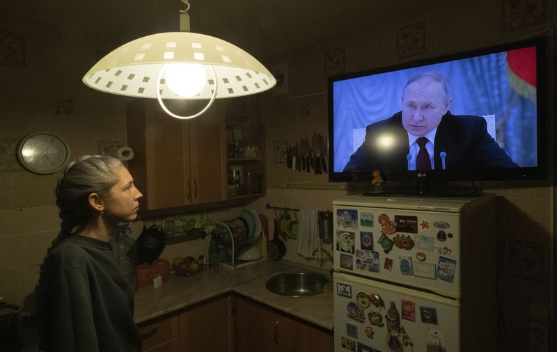 Încrederea rușilor în televiziuni a scăzut de la începutul războiului din Ucraina, scrie presa rusă. De unde își iau acum oamenii informațiile