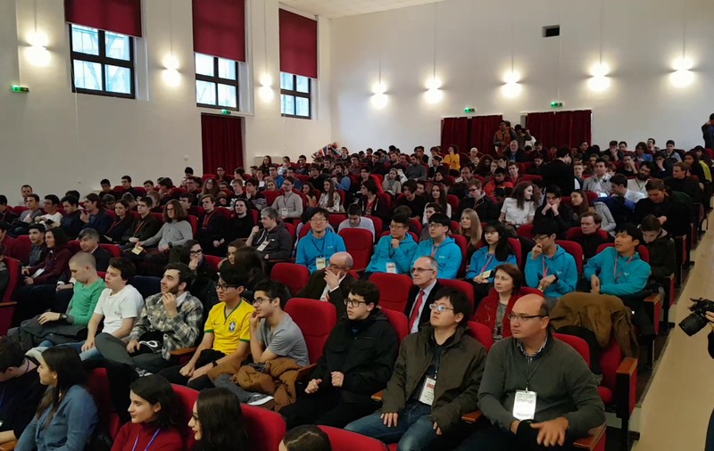 VIDEO | Cei mai buni tineri matematicieni din lume au venit la Bucureşti pentru a găsi soluţii la mai multe probleme